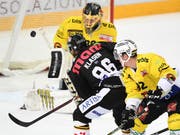Luganos Linus Klasen bezwingt Leonardo Genoni und erzielt den Treffer zum 3:2 (Bild: KEYSTONE/TI-PRESS/GABRIELE PUTZU)