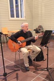 Sepp Gisler umrahmte den Anlass musikalisch und mit Gedichten. (Bild: PD)
