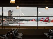 Die Fluggesellschaft Swiss macht im dritten Quartal mehr Umsatz, aber weniger Gewinn. (Bild: KEYSTONE/CHRISTIAN BEUTLER)