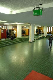 Da das Dach leckte, musste im November 2012 ein Kessel im Eingangsbereich der Kanti Wattwil aufgehängt werden. (Bild: Hansruedi Kugler)