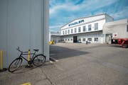 Stadler im Industriepark Altenrhein. Insgesamt macht Stadler hier Hallenflächen von 25'000 Quadratmetern frei. (Bild: Benjamin Manser (4. April 2017))
