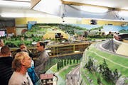 Die Interessierten reichten von begeisterten Jugendlichen bis zu langjährigen Modellbahnfans. (Bild: Chris Eggenberger)