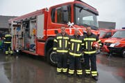 Roland Bauer, der neue stellvertretende Kommandant, der abtretende Kommandant Fabian Nietlispach und sein Nachfolger Thomas Huber (von links). (Bild: Christian Tschümperlin, Sins, 27. Oktober 2018)