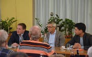 Von links: Lukas Reimann (SVP), Moderator Marco Baumann (SVP Ortsparteipräsident) und Fabian Molina (SP). (Bild: Christoph Heer)