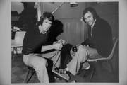 Kudi Müller (links) bei der Eröffnung seines Luzerner Sportgeschäfts im Jahr 1973 mit seinem Fussball-Kumpel Bigi Meier (rechts). (Bild: PD)