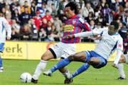 Der letzte Vergleich zwischen dem FCL (Edmond N'Tiamoah in Blau-Weiss) und dem FC Chiasso fand 2006 in der Challenge League statt - Luzern gewann zu Hause 2:1. (Bild: Beat Blättler/Luzerner Zeitung (Luzern, 23. APRIL 2006))