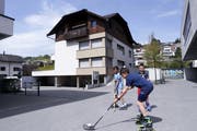 Schulhaus Hofmatt: Das alte Gebäude soll einem neuen weichen. (Bild: Werner Schelbert, Oberägeri, 23. April 2018)