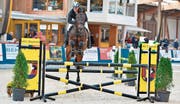 Peter Gschwend springt mit dem bald 20-jährigen Pferd Archimedes zum Sieg. (Bild: www.sportfoto-mo.com)