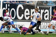 FCL-Stürmer Edmond N'Tiamoah (links) erzielt im letzten Pflichtspiel gegen den FC Chiasso im April 2006 die 1:0-Führung, am Ende gewann das spätere Luzerner Super-League-Aufstiegsteam von Trainer René van Eck 2:1. (Bild: Beat Blättler/Luzerner Zeitung (Luzern, 23. April 2006))