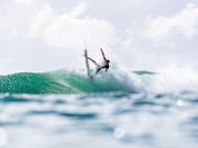 Der Surfer hatte sich in den Wogen die ganze Zeit an sein Surfboard geklammert. (Bild: Keystone/EPA WORLD SURF LEAGUE/ED SLOANE WSL HANDOUT)