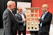 OKB-Bankratspräsident Daniel Dillier (v.l.), Direktor Bruno Thürig und Architekt Patrik Seiler zeigen ein Modell des neuen Bank-Hauptsitzes. (Bild: Romano Cuonz (Sarnen, 29. Oktober 2018))
