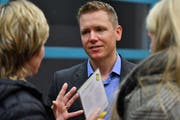 Thomas Schnyder im Gespräch mit der Bevölkerung.