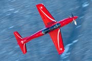 Ein Trainingsflugzeug des Typs PC-21 während einer Flugshow der Schweizerischen Luftwaffe bei der Axalp in der Nähe von Meiringen. (Bild: Marcel Bieri/Keystone (Axalp, 10. Oktober 2018))