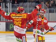 Jason Fuchs (rechts) und Damien Brunner feiern den Treffer zum 5:0 (Bild: KEYSTONE/DANIEL TEUSCHER)