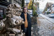 Wirt Daia Paran Subramaniam vor dem Restaurant Mister Khan. (Bild: Nadia Schärli (Kriens, 30. Oktober 2018))