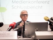 Hanspeter Uster, Präsident der unabhängigen Untersuchungskommission, stellte am Mittwochvormittag die Ergebnisse der Abklärungen zum Fall Hefenhofen vor. (Bild: KEYSTONE/GIAN EHRENZELLER)