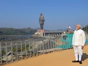 Der indische Premierminister Narendra Modi hat die angeblich «höchste Statue der Welt» eingeweiht - die Skulptur des indischen Unabhängigkeitshelden Sardar Vallabhbhai Patel steht im indischen Bundesstaat Gujarat. (Bild: KEYSTONE/EPA PRESS INFORMATION BUREAU PIB/HANDOUT)