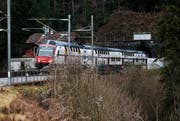 Ein Zug fährt durch den Zimmerbergtunnel in Baar. (Archivbild: Stefan Kaiser)