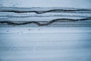 Sommer- oder Winterreifen? Viele Autofahrer wechseln erst, wenn es kaum mehr anders geht. (Bild: Roger Grütter)