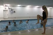 Neben dem Schwimmunterricht für Schüler finden im Schwimmbecken auch Aqua-Fit-Lektionen statt. (Bild: Archiv)