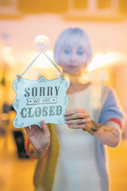 Wie weit sollen die Ladenöffnungszeiten gelockert werden? Eine Angestellte in der Farb und Schniid Lounge schliesst gerade das Geschäft an der Gerbergasse. Bild: Philipp Schmidli (Luzern, 30. Oktober 2018)
