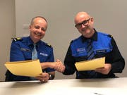 Reto Pfister, Kommandant der Kantonspolizei Uri (links), und Anton Emmenegger, Kommandant ad interim der SBB-Transportpolizei, nach der Vertragsunterzeichnung. (Bild: PD)