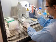 Vor allem die Pharmakonzerne geben weniger Geld für Forschung und Entwicklung aus. (Bild: KEYSTONE/CHRISTIAN BEUTLER)