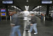 Passagiere strömen durch den Bahnhof Luzern (Archivbild Keystone)