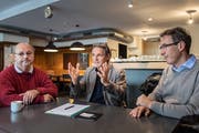 Haben sich zur Präsentation der neuen Spendenbroschüre getroffen (von links): Markus Koller (Gast), Jürg Niggli (Leiter Stiftung Suchthilfe) und Dompfarrer Beat Grögli.