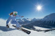 Die Wintersaison steht vor der Tür: Skifahrerin auf der Corviglia bei St.Moritz. (Bild: Christof Sonderegger, 6. März 2015)