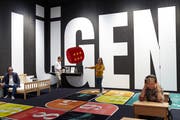 Besucher können sich im Museum mit einem Lügendetektor gegenseitig testen. (Bild: PD)
