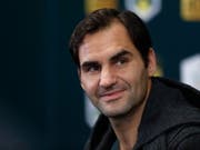 Roger Federer ist in Paris-Bercy nach der Aufgabe von Milos Raonic kampflos eine Runde weiter (Bild: KEYSTONE/EPA/IAN LANGSDON)