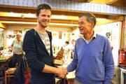 Preisträger Daniel Lenz nimmt die Gratulationen von Hanspeter Gantenbein, Präsident des Waldvereins Wuppenau, entgegen. (Bild: Monika Wick)