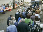 Bedürftige Menschen stehen beim gemeinnützigen Verein «Münchner Tafel» Schlange und warten auf die Verteilung kostenloser Lebensmittel. Über 15 Millionen Menschen in Deutschland leben an der Armutsgrenze. (Bild: KEYSTONE/AP/DIETHER ENDLICHER)