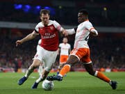 Stephan Lichtsteiner im Duell mit Blackpools Mark Bola: Der Schweizer traf in der 33. Minute zum 1:0 (Bild: KEYSTONE/AP PA/NIGEL FRENCH)