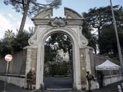Der Eingang zum Gelände der diplomatischen Vertretung des Vatikans in Rom - bei Restaurierungsarbeiten in einem Nebengebäude wurden Teile menschlicher Knochen gefunden. (Bild: KEYSTONE/EPA ANSA/FABIO FRUSTACI)