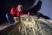 Konservator und Leiter der Ausstellung «Anderswelten», Urs Leuzinger, zeigt das ausgestellte menschliche Skelett. (Bild: Reto Martin)