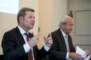 Finanzdirektor Marcel Schwerzmann (parteilos, links) und Paul Winiker, Justiz- und Sicherheitsdirektor (SVP) an der Medienorientierung zur Aufgaben- und Finanzreform 18. (Bild: Alexandra Wey/Keystone, Luzern, 31. Oktober 2018)
