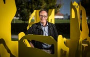 Markus Brüllmann inmitten der Kunstinstallation «Konstanzer Stühle» im Kreuzlinger Dreispitzpark. (Bild: Reto Martin)