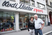 Kudi und Madeleine Müller vor ihrem Sportgeschäft in Luzern. (Bild Manuela Jans-Koch, 26. Oktober 2018)