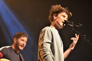 Adrian Kübler und Luca Burkhalter zeigten sich im Presswerk nicht nur musikalisch, sondern auch als Geschichtenerzähler auf der Höhe. (Bild: Max Eichenberger)