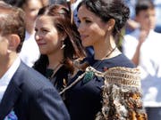 Ein Geschenk von Neuseelands Maori-Ureinwohnern an Meghan: Der traditionelle Umhang besteht unter anderem aus Pfauen-Federn. (Bild: KEYSTONE/AP/KIRSTY WIGGLESWORTH)