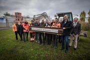 Vertreter der Gemeinden sowie der beteiligten Unternehmen mit einem Spundwand-Element. (Bild: Reto Martin)