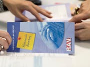 Die Regionalen Arbeitsvermittlungszentren (RAV) müssen über freie Stellen in Berufen mit hoher Arbeitslosigkeit vorab informiert werden. Der Bundesrat will die Kantone bei den Kontrollen, ob die Meldepflicht eingehalten wird, finanziell unterstützen. (Bild: KEYSTONE/GAETAN BALLY)