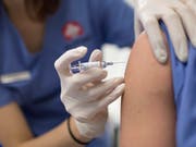 Der britische Pharmakonzern GlaxoSmithKline macht mit dem Gürtelrose-Impfstoff Shingrix Kasse. (Bild: KEYSTONE/GAETAN BALLY)