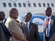 Der südsudanesische Rebellenführer Riek Machar (l.) wird nach zwei Jahren im Exil bei der Rückkehr in sein Heimatland begrüsst. (Bild: KEYSTONE/AP/BULLEN CHOL)