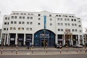 Das Geschäftshaus Forum beinhaltet zwei Attikawohnungen, Büro- und Geschäftsräume sowie Hotel und Restaurant. (Bild: Susi Miara)