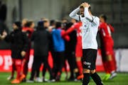 Der Wiler Andelko Savic vergibt aus elf Metern, die Thuner jubeln. (Bild: Gian Ehrenzeller/KEY)