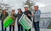 Marco Sonderegger, Fredi Widmer, Peter Jans, Andreas Balg und Roland Boller (von links) zeigen, was im Neubau millionenfach erfolgen wird: Moleküle im Abwasser aufspalten. (Bild: Fritz Bichsel)