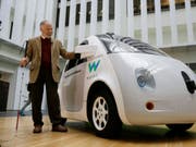Die Autos des Roboterwagen-Entwicklers Waymo dürfen in Kalifornien künftig «blind», also ohne Sicherheitsfahrer an Bord, auf die Strasse. (Bild: KEYSTONE/AP/ERIC RISBERG)